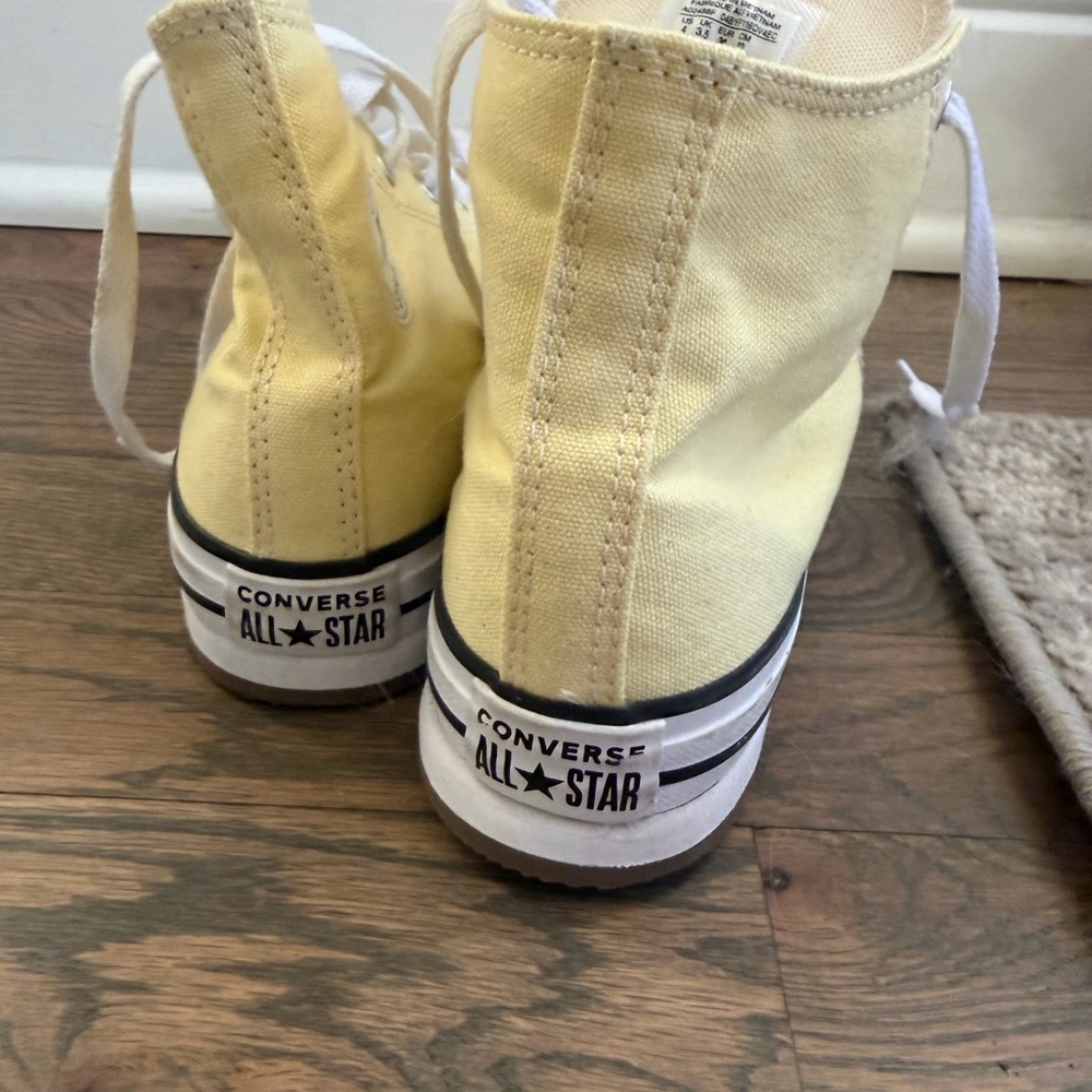 Converse All Star High-Tops in Light Yellow